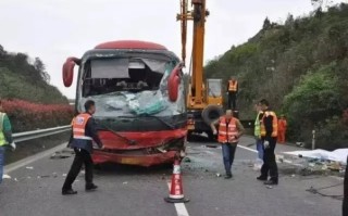 峨眉山客车悲剧，三死两伤警醒人心