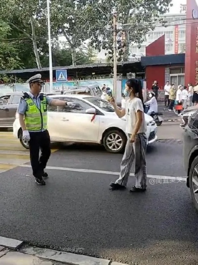 女子接孩子车停路中间，交警霸气执法引热议-第1张图片-牛市财经 