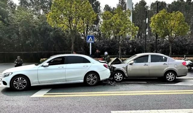 奔驰车追尾老年代步车悲剧的背后，安全驾驶警钟长鸣-第1张图片-牛市财经 